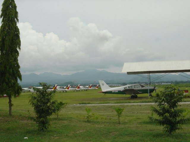 Omni Airport für einen privaten Rundflug oder Lufttaxi mit Schweizer Pilot